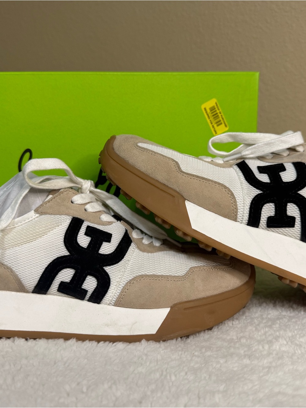 Sam Edelman White Beige Sneakers with Black Logo - Picture 3 of 13